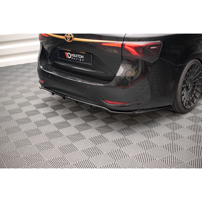 Splitter trasero para (with vertical bars) Toyota Avensis Wagon Mk3 Facelift